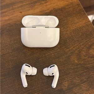 AirPods Pro gen 1. Great shape. I just upgraded.